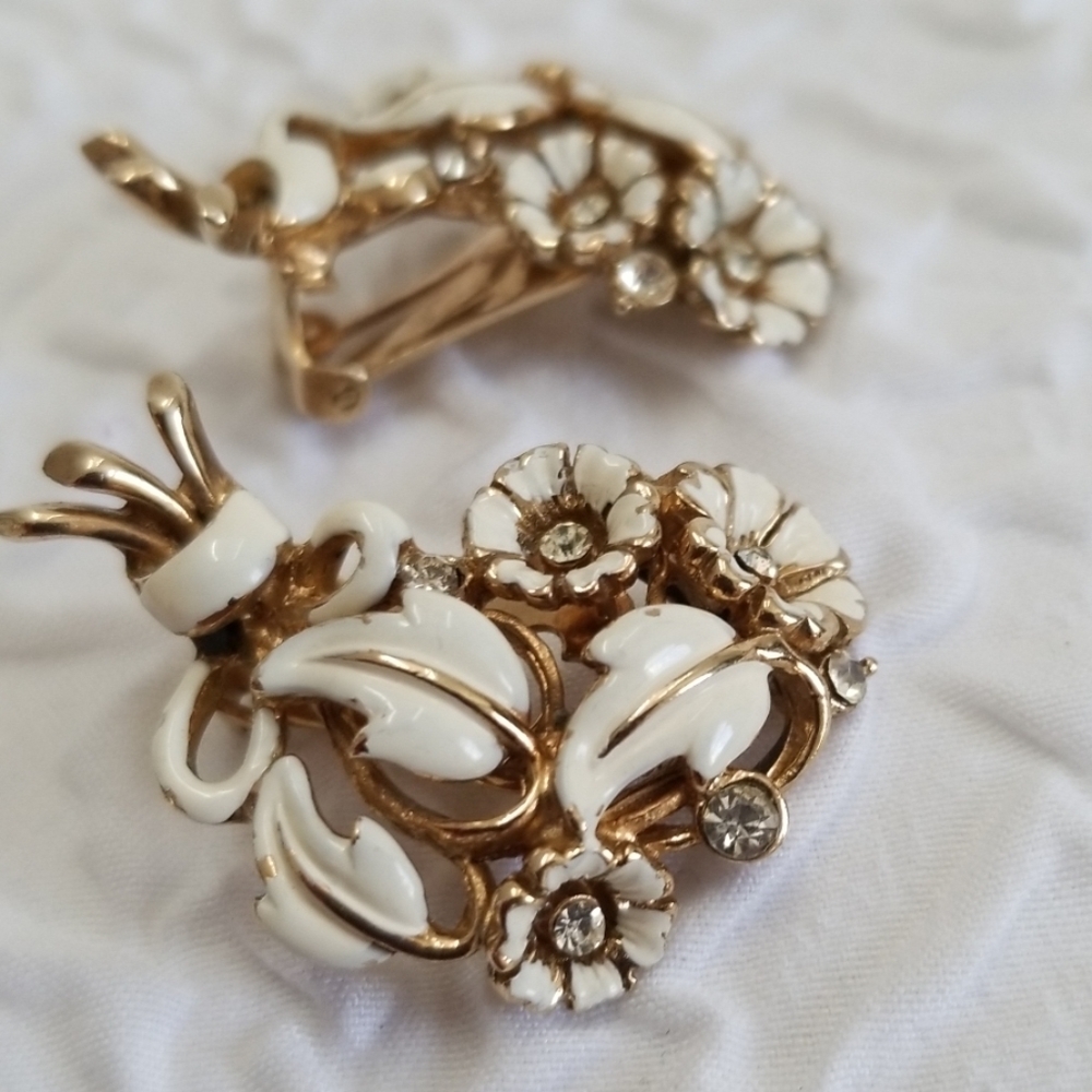 VTG Hollycraft Floral Cream Goldt Clip-on Earrings